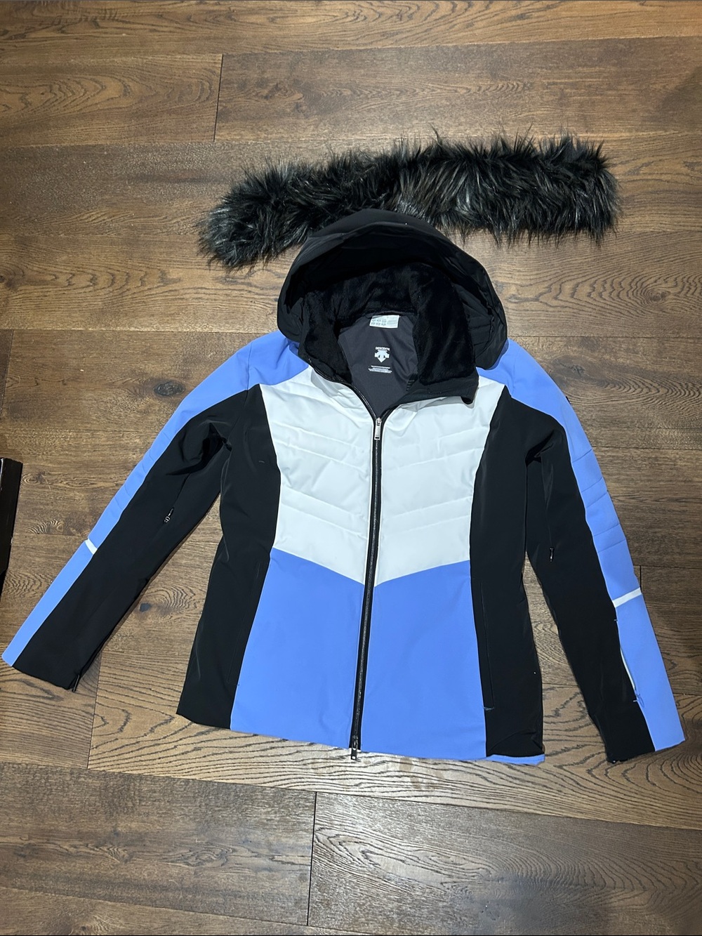 Descente Blue White Black Colorblock Ski Jacket with Detachable Fur Hood Trim
